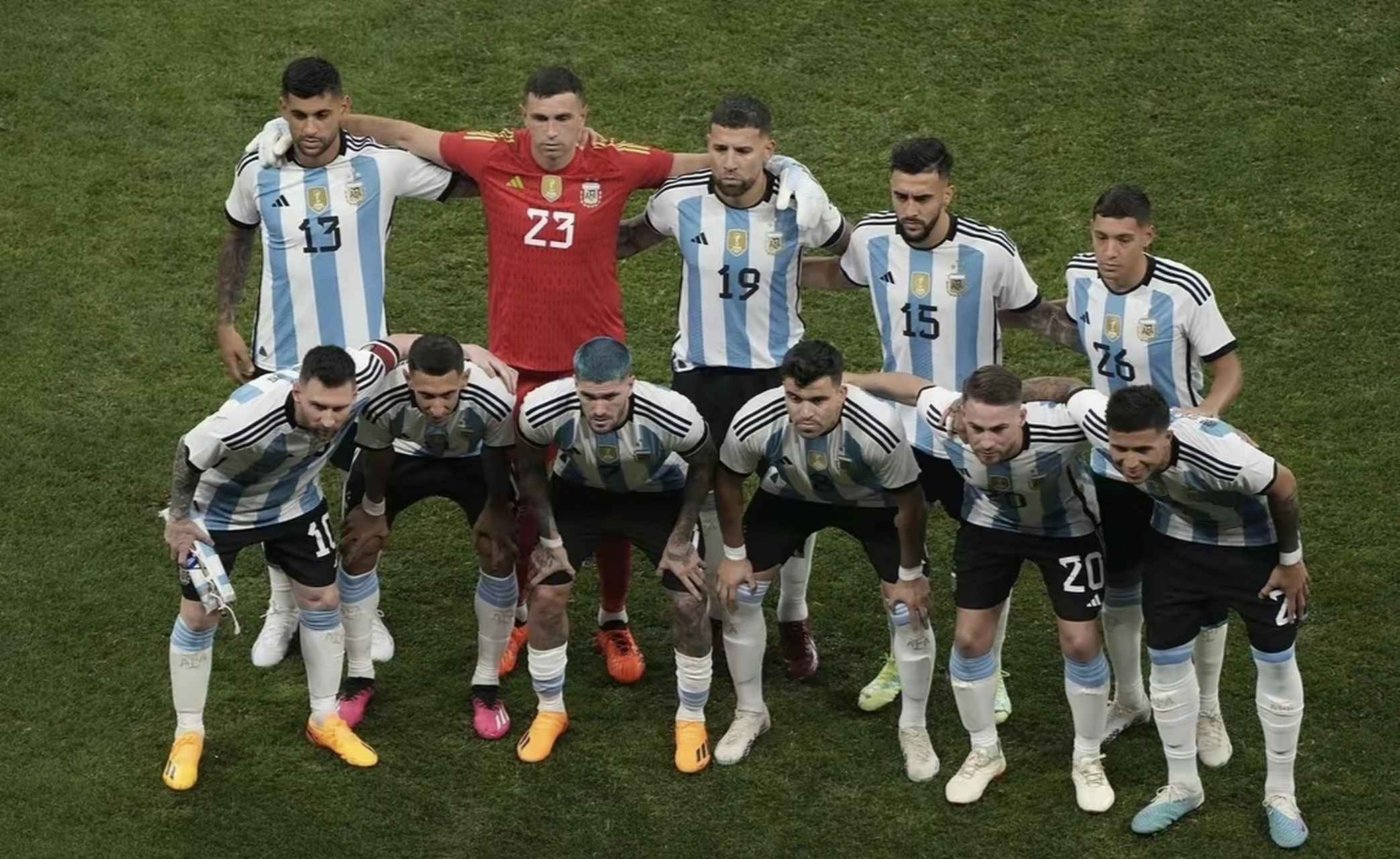 九游旧版本下载链接-梅西意外战胜塞尔维亚队，出色发挥引爆全场！引发球迷热议(梅西告别巴塞罗那)