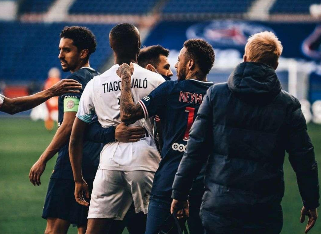 包含窗口期新奥尔良鹈鹕调整名单以备法甲，扳平良机环节打磨，悬念犹存，临场指挥获称赞的词条